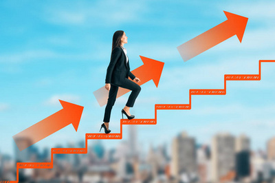 看着锁孔入路与光明城市景观概念的女商人